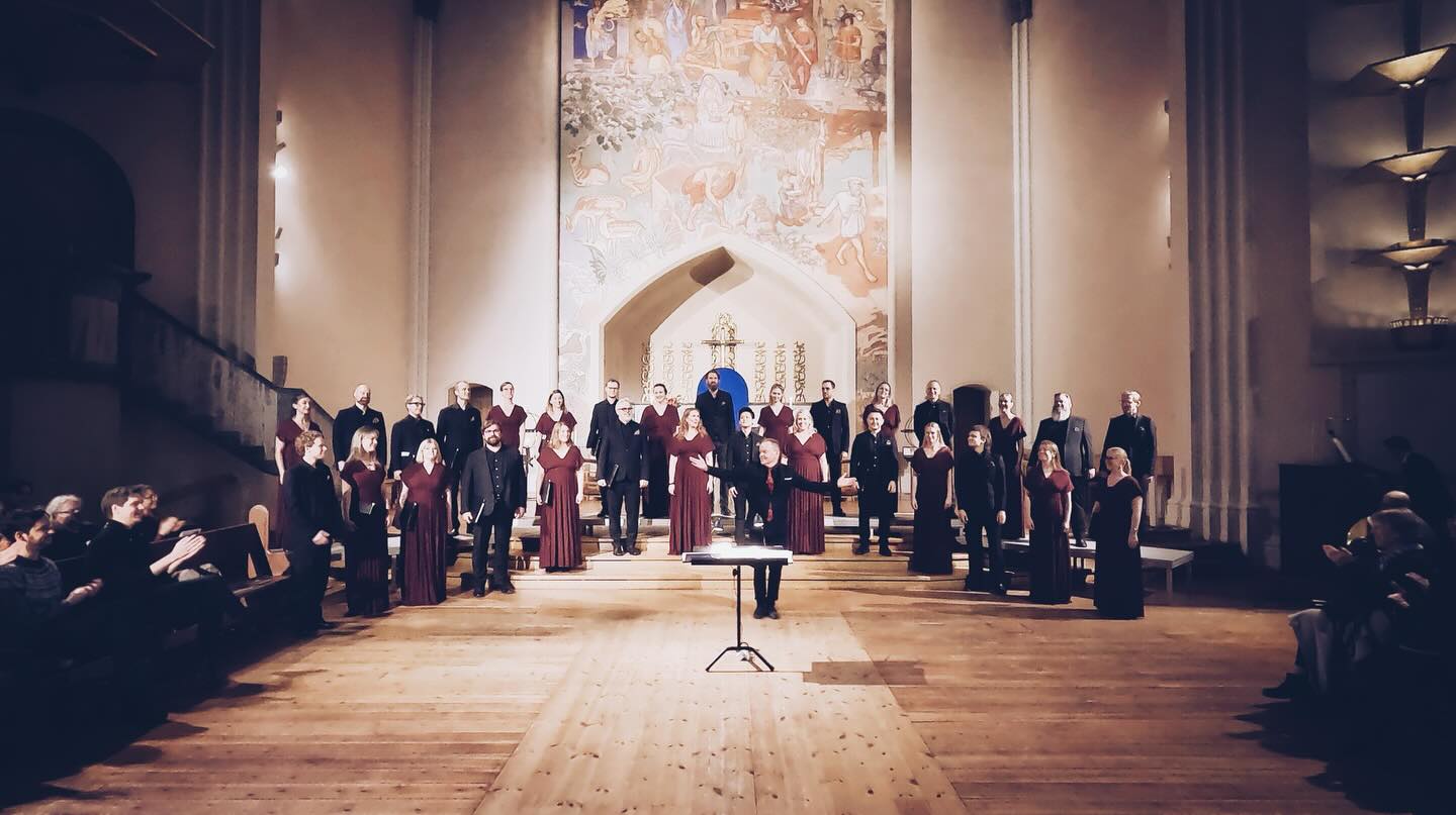 Sofia Vokalensemble och Bengt Ollén tar emot publikens applåder i Sofia kyrka