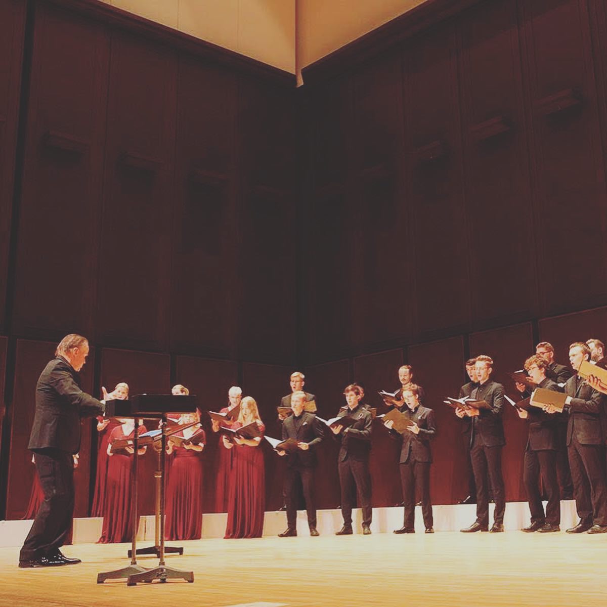 Sofia Vokalensemble och dirigenten Bengt Ollén på scen i Tokyo