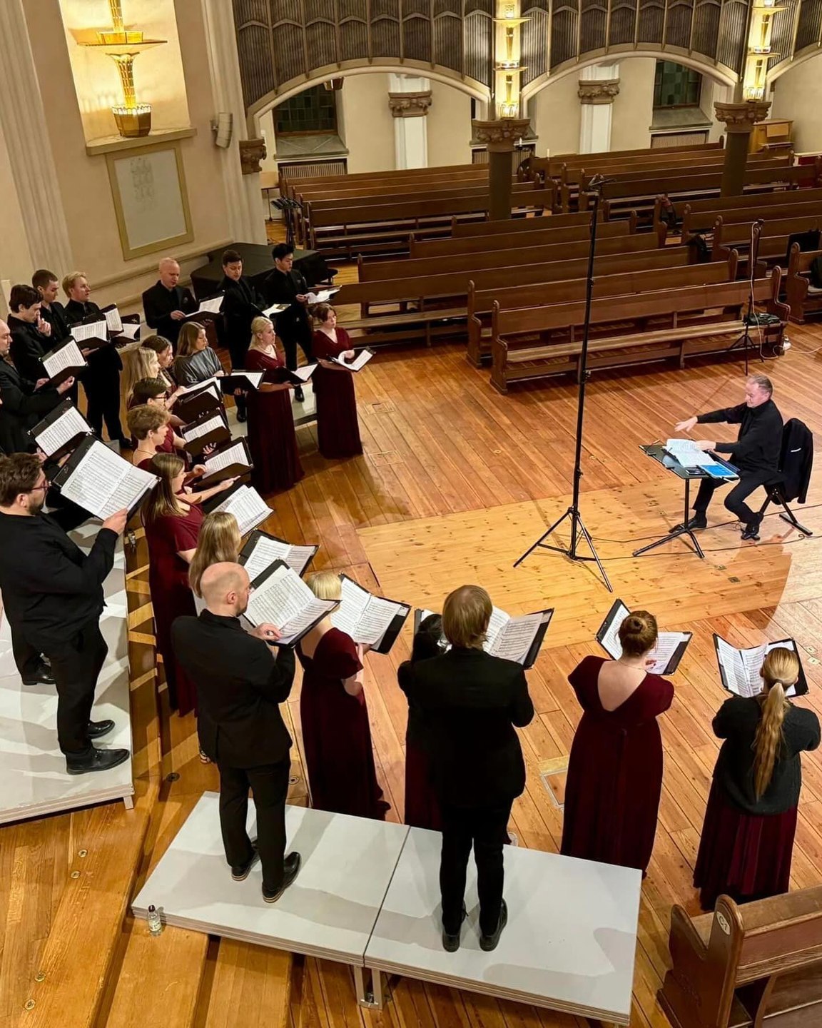 Sofia Vokalensemble och Bengt Ollén vid mikrofonerna